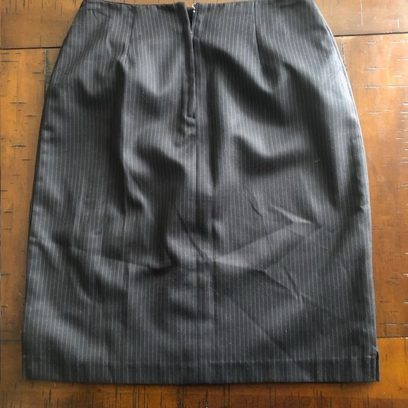 Amoretti black pin striped pencil skirt fully lined side slits zip back size 5 - Picture 2 of 4